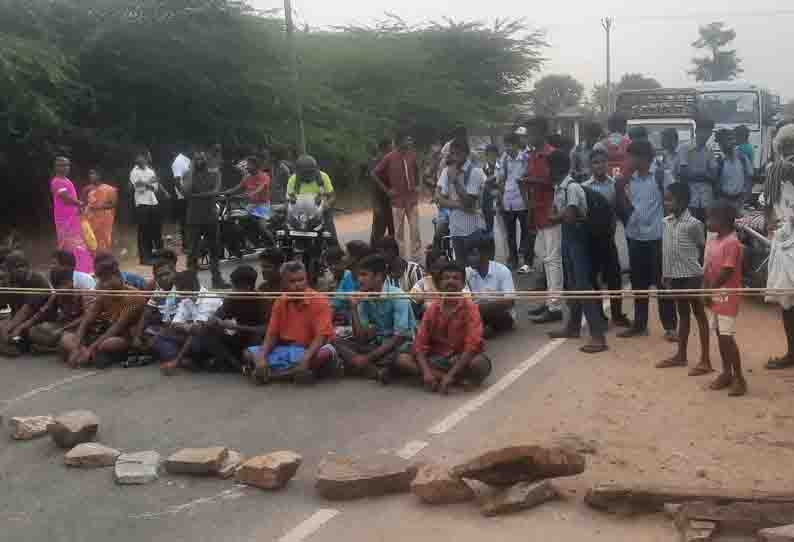 கோடாலிகுடி கிராமத்தில் சேதமடைந்த சாலையை  சீரமைக்காத அதிகாரிகளை கண்டித்து பொதுமக்கள் மறியல்  போக்குவரத்து பாதிப்பு