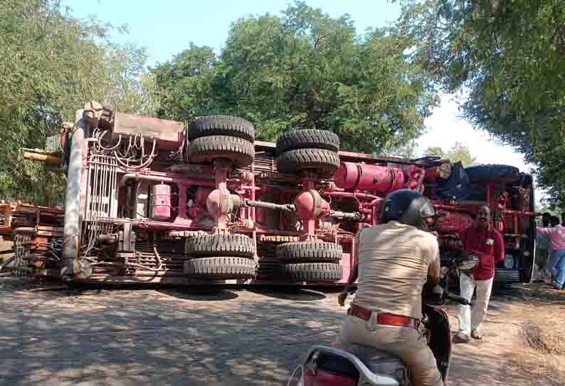 பொன்னமராவதி அருகே போர்வெல் லாரி கவிழ்ந்து விபத்து; 2 பேர் காயம்