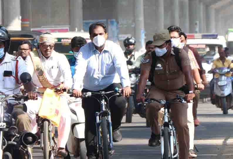 வீட்டில் இருந்து அலுவலகத்துக்கு  சைக்கிளில் வந்த மதுரை கலெக்டர்