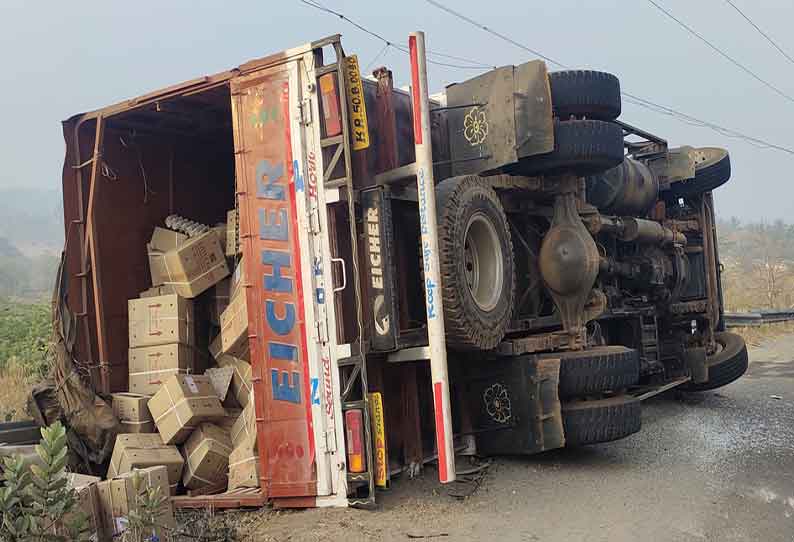 சென்னிமலை அருகே லாரி கவிழ்ந்து விபத்து; 50 ஆயிரம் முட்டைகள் உடைந்து நாசம்