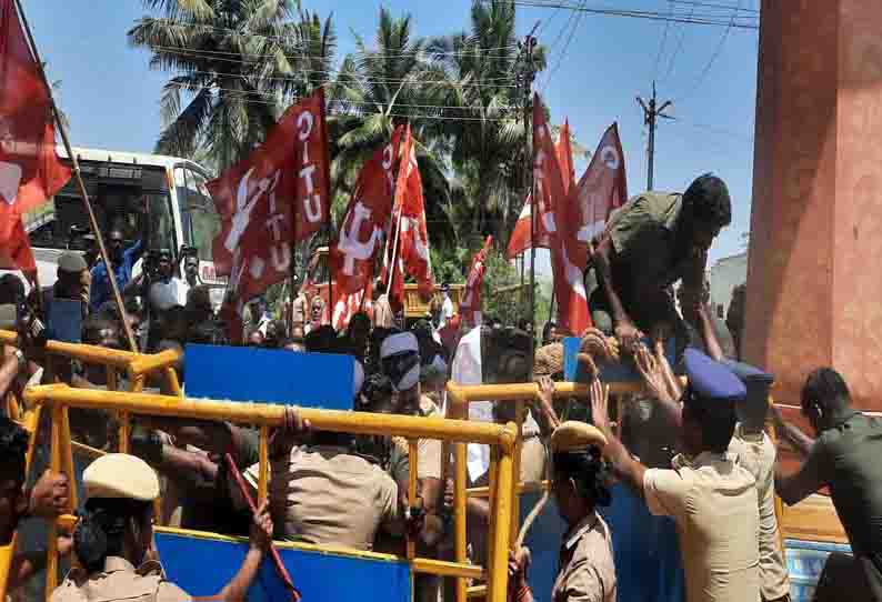 தொழிலாளர்கள், போலீசார் இடையே தள்ளு முள்ளு