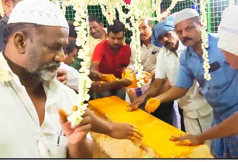 தர்காவில் சந்தனம் பூசும் விழா