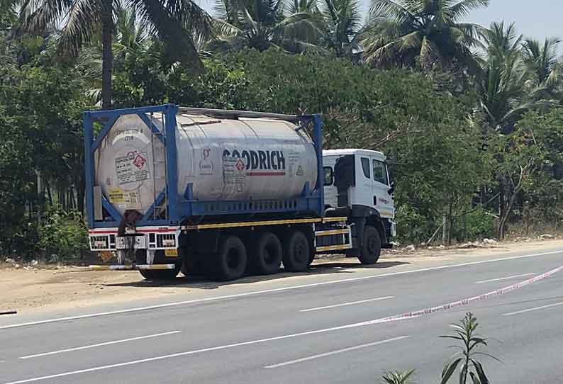 நாட்டறம்பள்ளி அருகே டேங்கர் லாரியில் கெமிக்கல் கசிவு ஏற்பட்டதால் பரபரப்பு