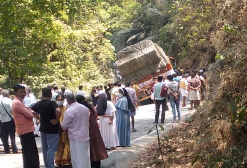 கூடலூர் கேரளா இடையே நடுரோட்டில் பழுதடைந்து நின்ற லாரி