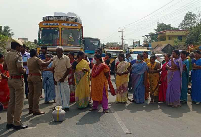 சுகாதாரமான குடிநீர் கேட்டு  காலி குடங்களுடன் பொதுமக்கள் சாலை மறியல்