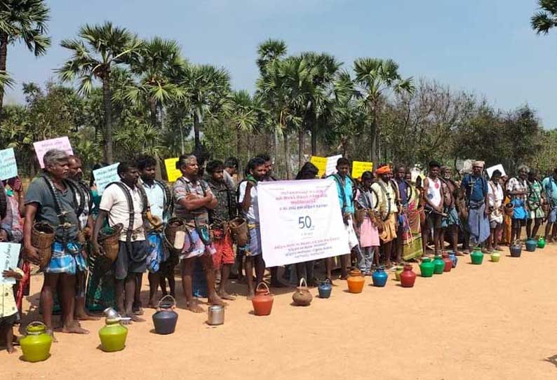 கள் இறக்க தடையை நீக்கக்கோரி  பனை மரத்தில் ஏறி நின்று தொழிலாளர்கள் போராட்டம்