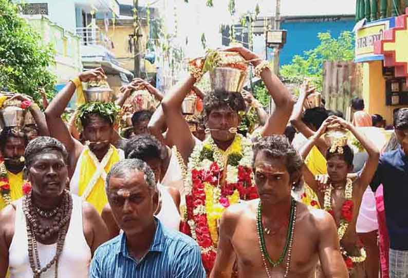 பக்தர்கள் பால்குட ஊர்வலம்