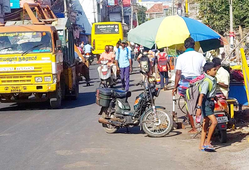 அதிகரிக்கும் சாலையோர ஆக்கிரமிப்புகள்