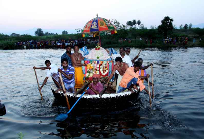 சத்தியமங்கலம் அருகே வீதி உலா: பவானி ஆற்றை பரிசலில் கடந்த பண்ணாரி அம்மன்