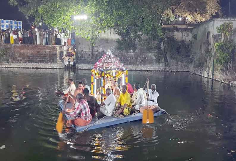 பொள்ளாச்சியில் மாரியம்மன் கோவில் தெப்பத்தேர் திருவிழா