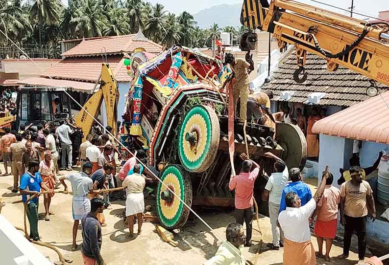 வீதி உலா வந்த போது மாகாளியம்மன் கோவில் தேர் சாய்ந்து விழுந்ததால் பரபரப்பு