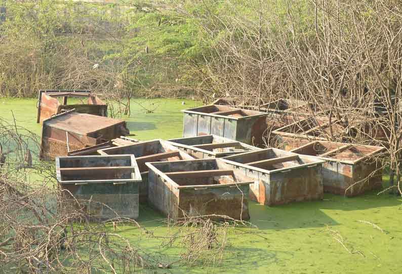 திண்டுக்கல் பாலகிருஷ்ணாபுரத்தில் கழிவுநீரில் வீசப்பட்ட குப்பை தொட்டிகள்