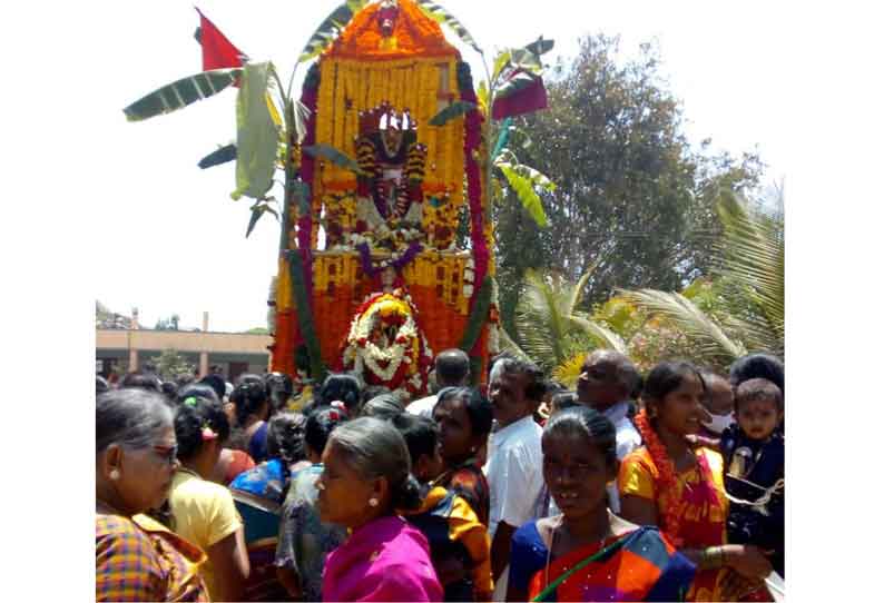 கெலமங்கலம் அருகே நாகமுனீஸ்வர கோவில் தேரோட்டம் பக்தர்கள் வடம் பிடித்து இழுத்தனர்