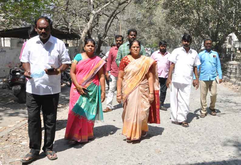 சேதமடைந்து குண்டும் குழியுமான தர்மபுரி ரெயில் நிலைய சாலையை நகராட்சி தலைவர் ஆய்வு