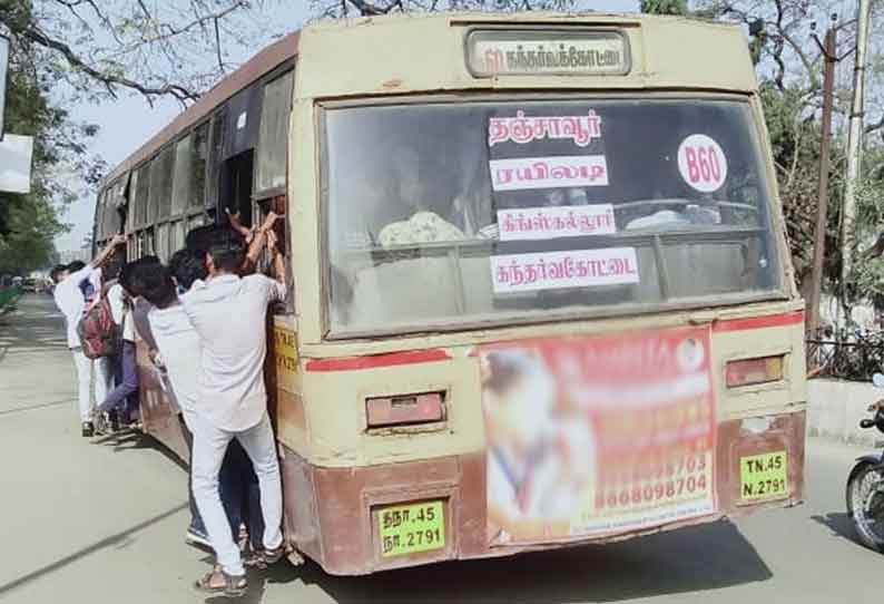 அரசு பஸ்களின் படிக்கட்டில் தொங்கியபடி ஆபத்தான பயணம் மேற்கொள்ளும் மாணவர்கள்