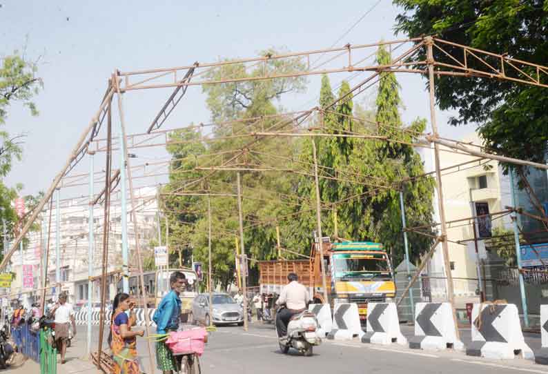 திருவிழாவையொட்டி ஈரோடு பெரிய மாரியம்மன் கோவிலில் பந்தல் அமைக்கும் பணி தீவிரம்