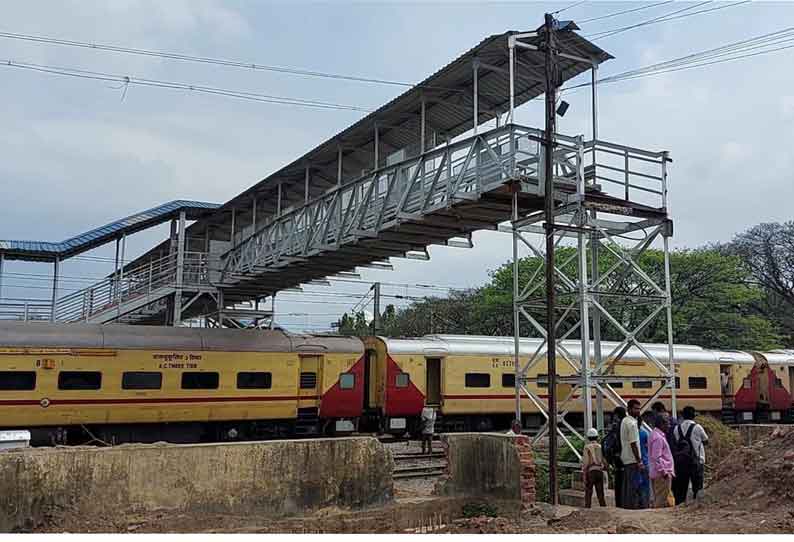 வாணியம்பாடி ரெயில்வே நடைமேம்பாலத்தைச் சீரமைக்க பொதுமக்கள் கோரிக்கை