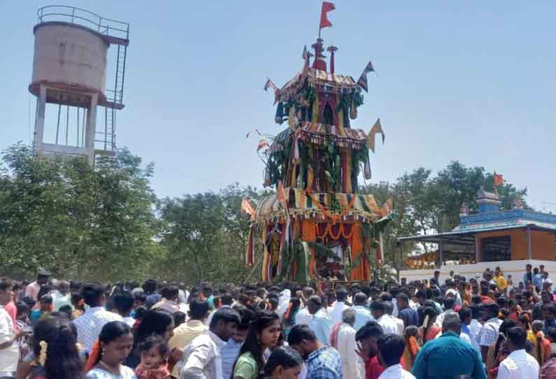 தேன்கனிக்கோட்டை அருகே வரதராஜ சாமி கோவில் திருவிழா பக்தர்கள் வடம் பிடித்து தேர் இழுத்தனர்