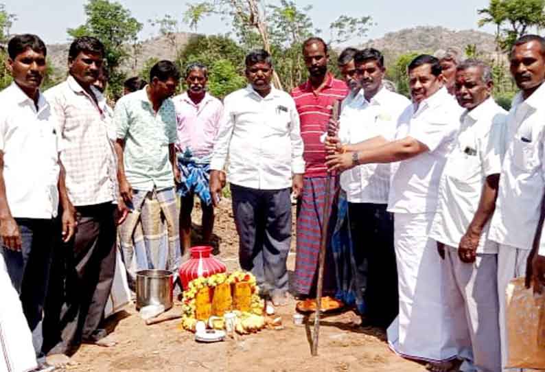 காவேரிக்கொட்டாய் கிராமத்தில் குடிநீர் தொட்டி அமைக்க பூமி பூஜை கோவிந்தசாமி எம்எல்ஏ தொடங்கி வைத்தார்