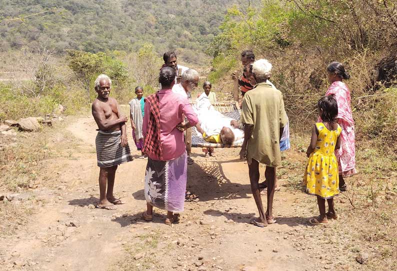 நோயாளியை கட்டிலில் வைத்து 10 கிலோ மீட்டர் தூரம் தூக்கிச்சென்ற பொதுமக்கள்