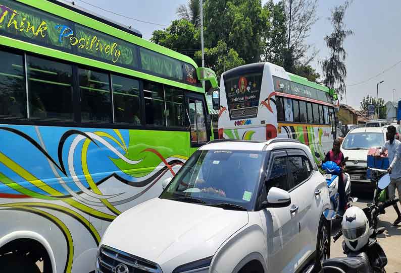 பங்குனி உத்திரத்தை முன்னிட்டு கொடுமுடியில் தீர்த்தக்காவடி எடுக்க குவிந்த பக்தர்கள்; கடும் போக்குவரத்து நெரிசல்