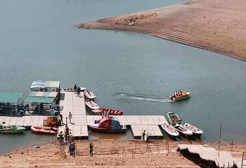 பைக்காரா அணையில் தற்காலிக நடைபாதை அமைப்பு