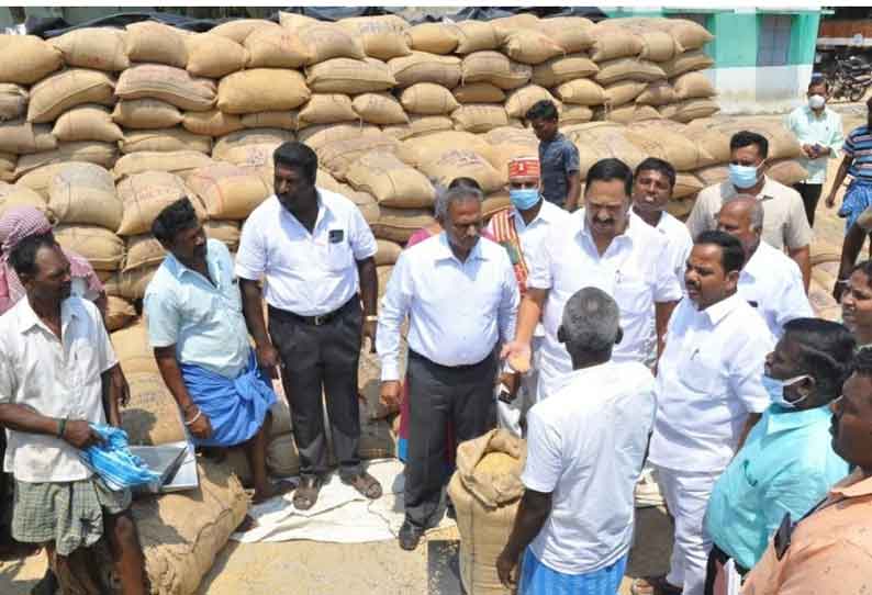 நெல் மூட்டைகளை பாதுகாக்க மேற்கூரை அமைக்க வேண்டும். அமைச்சர் ஆர்.காந்தி உத்தரவு