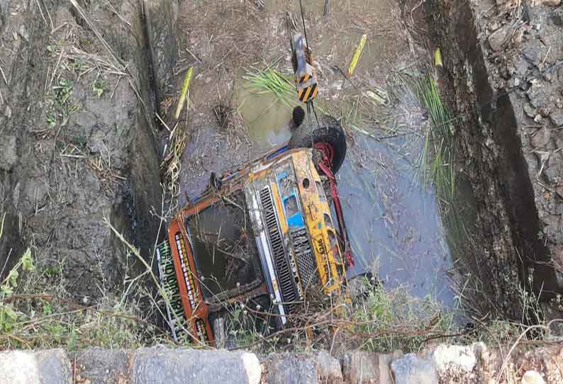 கரும்பு பாரத்துடன் கிணற்றில் விழுந்த லாரி  மீட்பு