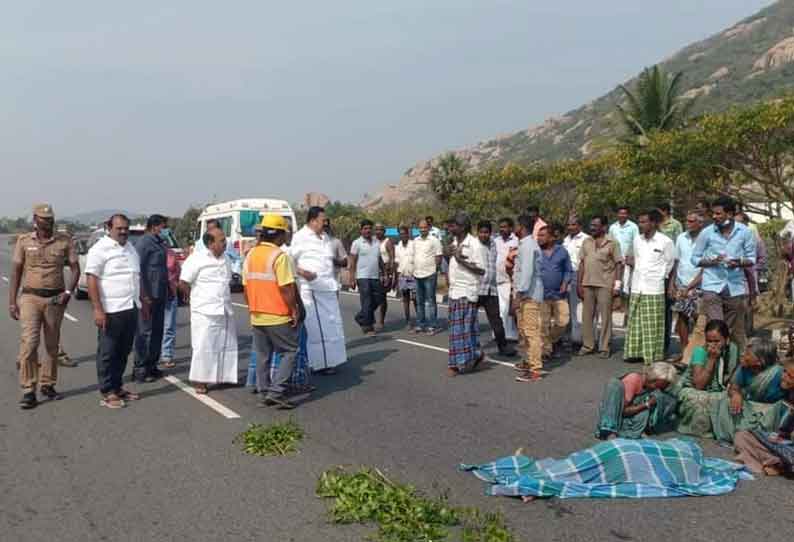 சைக்கிளில் சென்ற விவசாயி கார் ேமாதி பலி  காரில் இறங்கி குடும்பத்தினருக்கு அமைச்சர்கள் ஆறுதல்