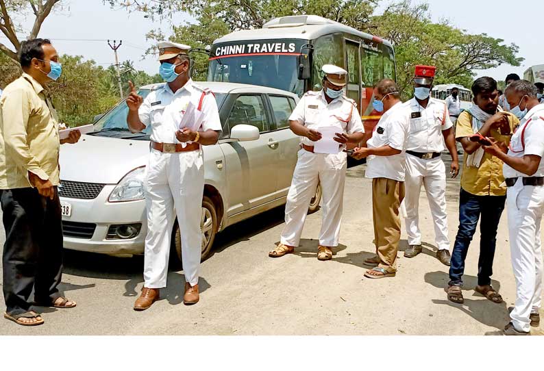 போக்குவரத்து போலீசார் தீவிர வாகன  சோதனை விதிமுறைகளை மீறியவர்களுக்கு அபராதம்