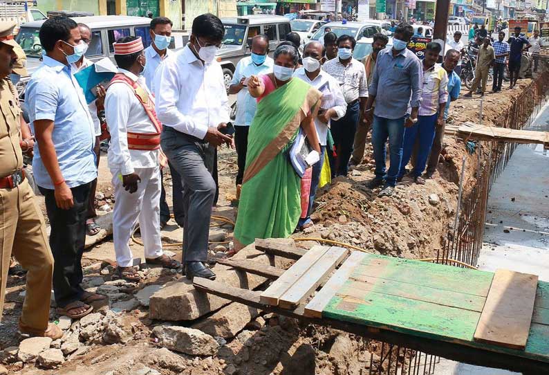 மழைநீர் வடிகால் வாய்க்கால் அமைக்கும் பணியை விரைந்து முடிக்க வேண்டும்