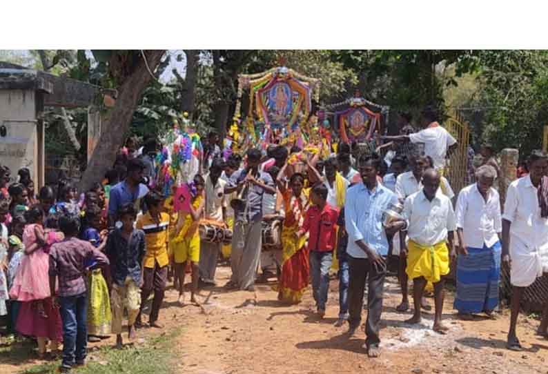 மேலையூர் கன்னிகா பரமேஸ்வரி அம்மன் கோவிலுக்கு காவடி எடுத்த பக்தர்கள்