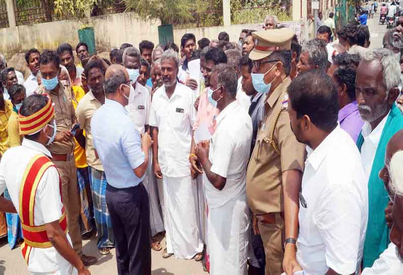 மணல் குவாரிகளை திறக்க கோரி மாட்டு வண்டி தொழிலாளர்கள் கலெக்டரிடம் மனு