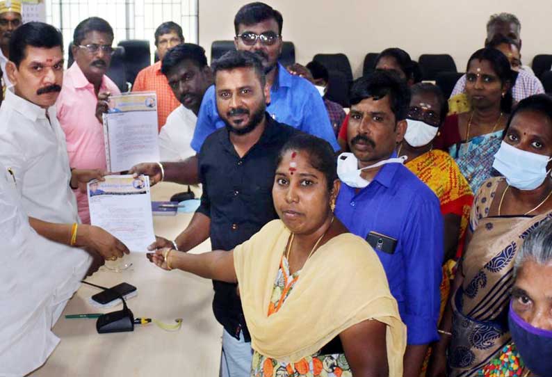 குறைதீர்க்கும் கூட்டத்தில் மேயரிடம் மனு கொடுக்க குவிந்த பொதுமக்கள்