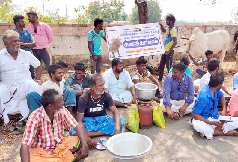 ஜல்லிக்கட்டுக்கு அனுமதி கோரி கலெக்டர் அலுவலகம் முன் காளைகளுடன் போராட்டம்