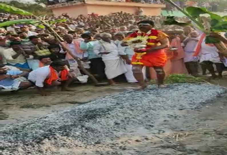 கொங்கள்ளி மல்லிகார்ஜூனா சாமி கோவில் குண்டம் திருவிழா; பூசாரி மட்டுமே தீ மிதித்தார்