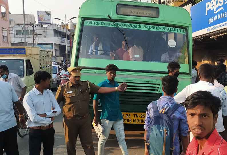 கல்லூரி மாணவர்கள் திடீர் சாலை மறியல்