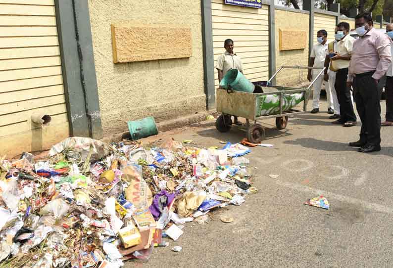 நகராட்சி அலுவலர்களை கண்டித்த கலெக்டர்