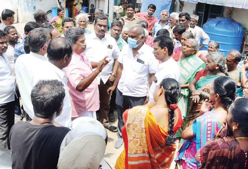 ஓடை புறம்போக்கில் குடியிருக்கும் வீடுகளை காலி செய்ய அதிகாரிகள் நோட்டீஸ்