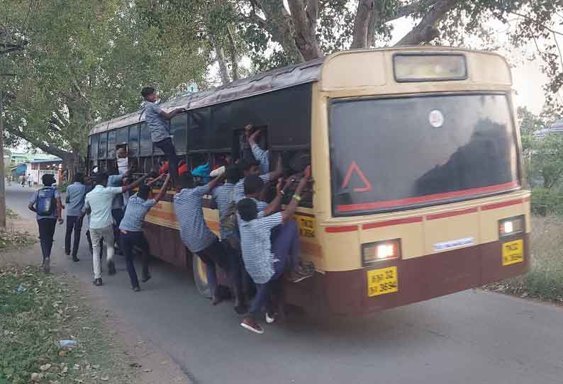 ஆபத்தான பயணம் மேற்கொள்ளும் பள்ளி மாணவர்கள்