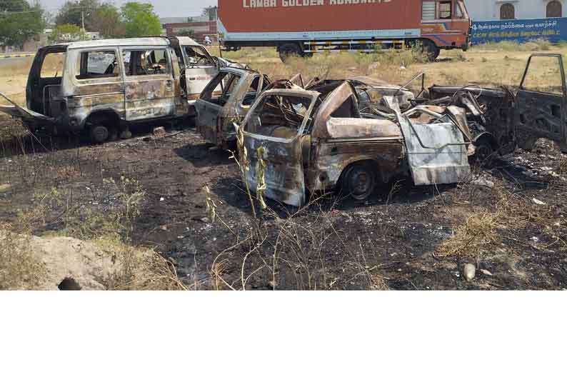 அதியமான்கோட்டை அருகே  விபத்தில் சிக்கி பறிமுதல் செய்யப்பட்ட 4 கார்கள் தீயில் எரிந்து சேதம்