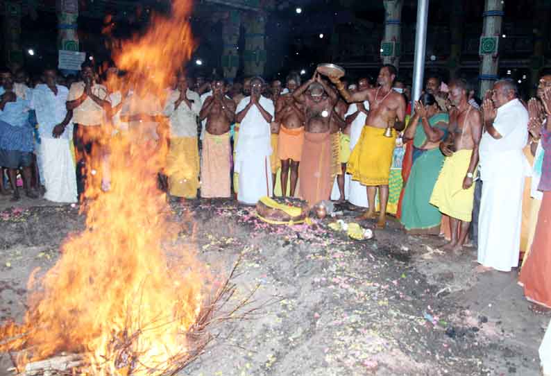 பண்ணாரி அம்மன் கோவிலில் கம்பம் சாட்டு விழா; திரளான பக்தர்கள் தரிசனம்