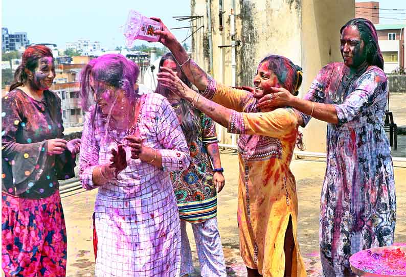 கோவை ஆர்.எஸ்.புரத்தில் களை கட்டிய ஹோலி பண்டிகை முதல் நாள் கொண்டாட்டம்