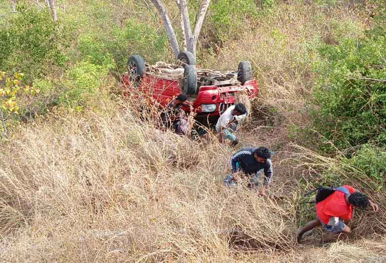 கல்லட்டி மலைப்பாதையில் 50 அடி பள்ளத்தில் கார் கவிழ்ந்தது  7 மாணவர்கள் படுகாயம்