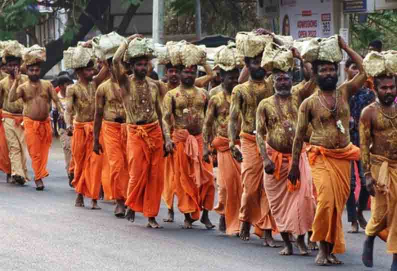 ஊர்வலமாக சென்ற பக்தர்கள்