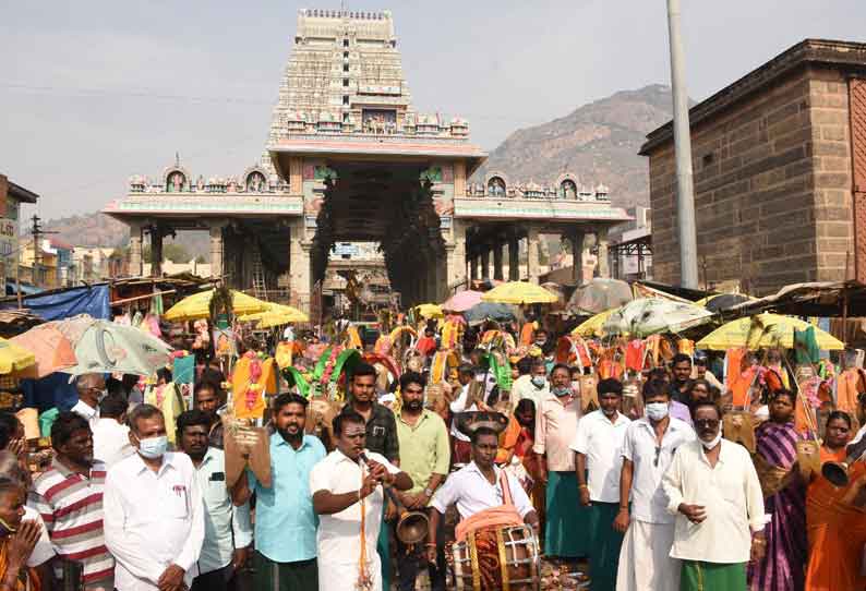 காவடி எடுத்து மாடவீதியில் வலம் வந்த பக்தர்கள்