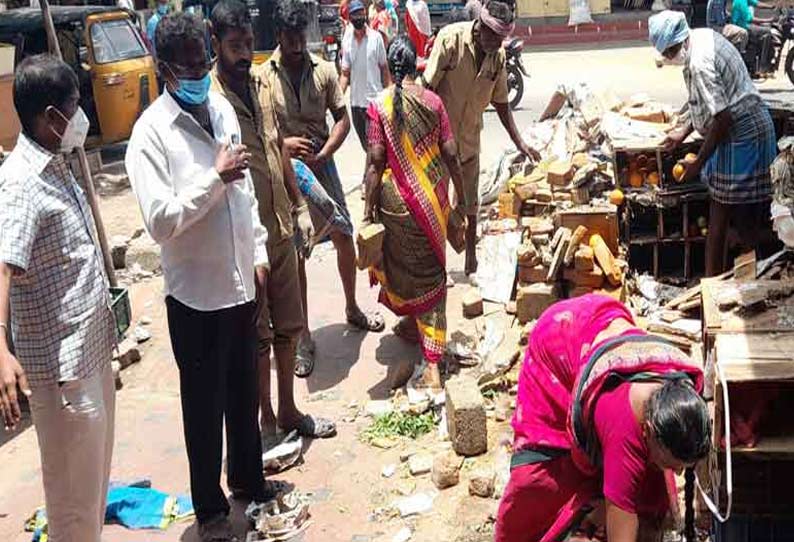 குன்றத்தூரில் போக்குவரத்து நெரிசலை குறைக்க நடைபாதை கடைகள் அகற்றம்