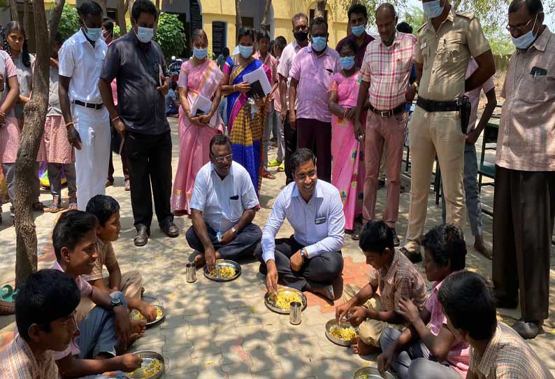 மாணவர்களுடன் தரையில் அமர்ந்து சத்துணவு சாப்பிட்ட தூத்துக்குடி கலெக்டர்