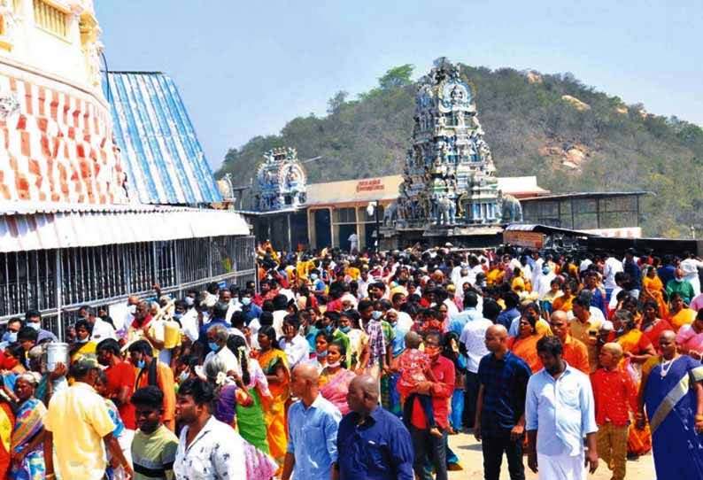 நந்தி ஆற்று நீராழி மண்டபத்தில் எழுந்தருளிய முருக பெருமான்