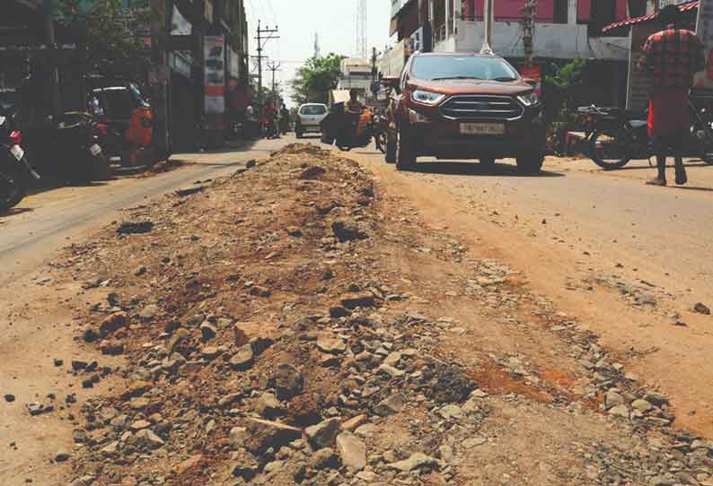 போக்குவரத்து நிறைந்த முக்கிய சாலையில் முறையாக மூடப்படாத குழியால் தொடர் விபத்துக்கள்